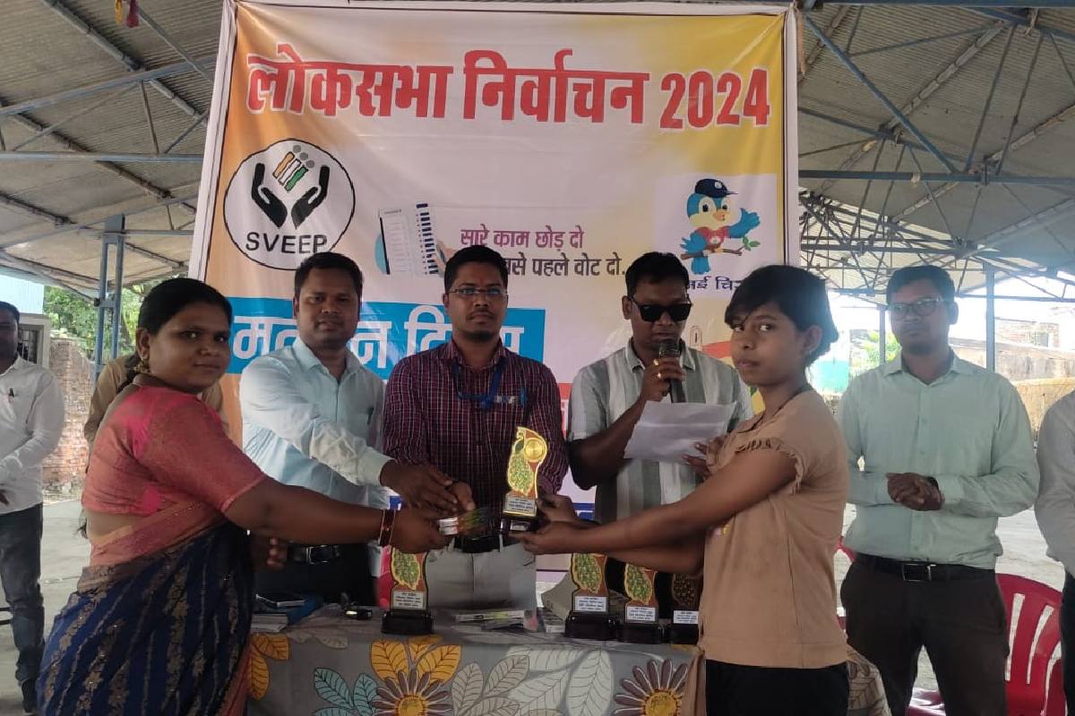 बसना : कृषि उपज मंडी में स्वीप कार्यक्रम के तहत मेहंदी और रंगोली प्रतियोगिता का आयोजन