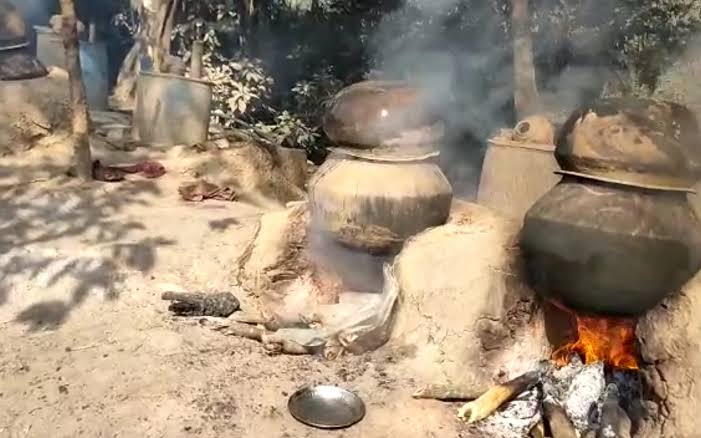 महासमुंद : नहीं थम रहा महुआ शराब का अवैध कारोबार, नए नियम से... - CG Sandesh