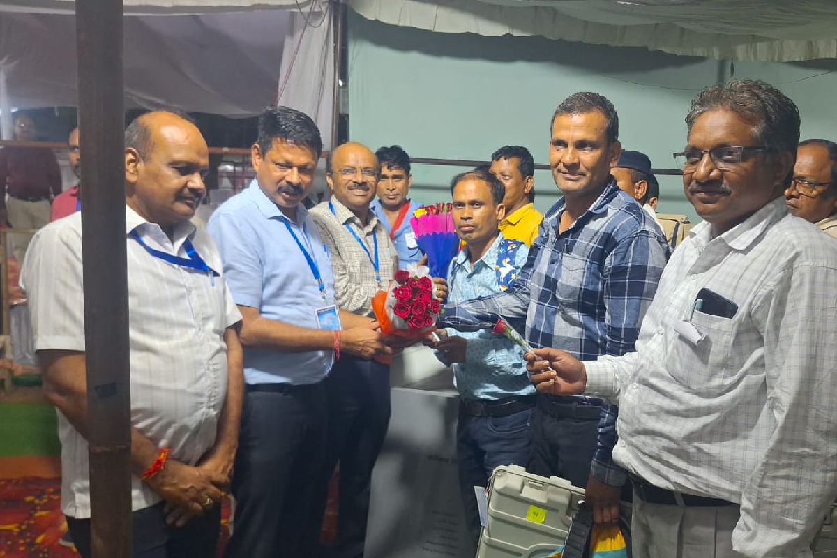 महासमुंद : मतदान दलों की सकुशल वापसी पर प्रशासन द्वारा गुलदस... - CG Sandesh