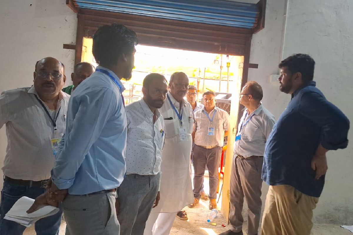महासमुंद : स्ट्रांग रूम किया गया सील, पूरी प्रक्रिया की हुई ... - CG Sandesh