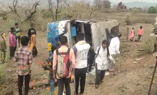 यात्रियों से भरी बस अनियंत्रित होकर पलटी - CG Sandesh