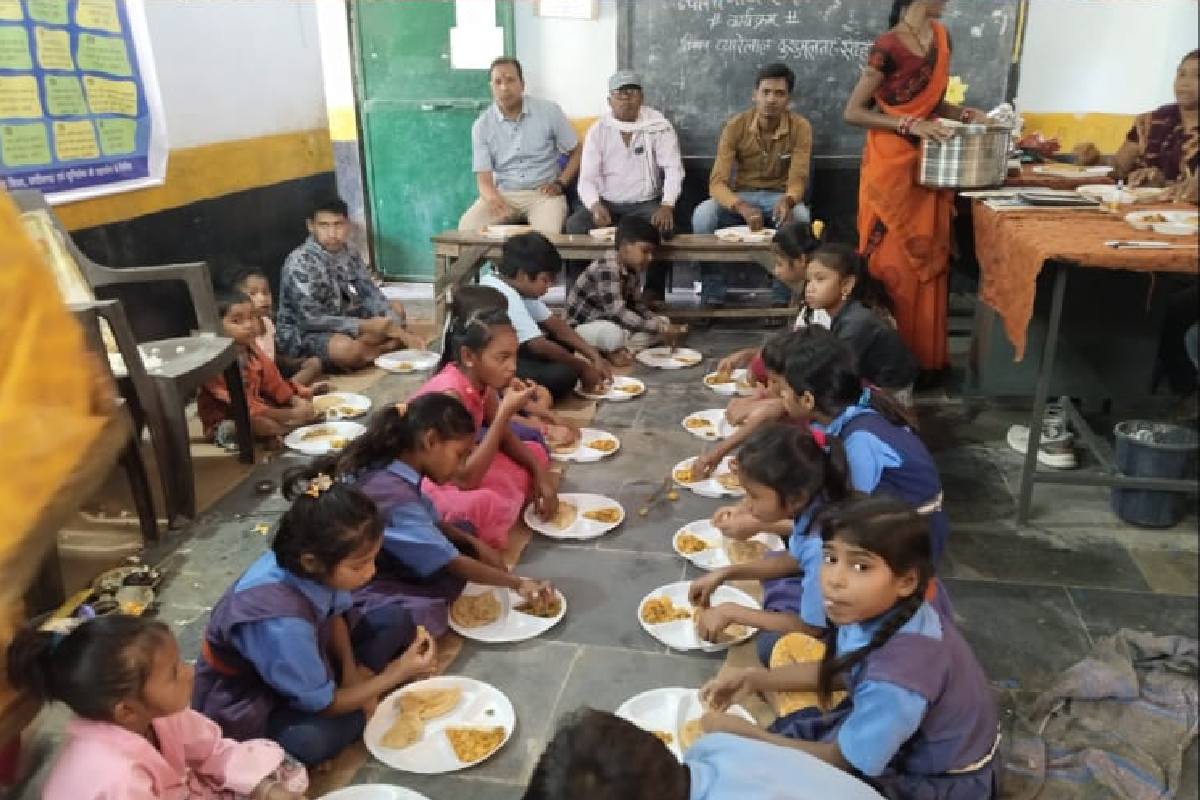 बसना : शासकीय प्राथमिक शाला बरबसपुर में न्योता भोज का आयोजन - CG Sandesh