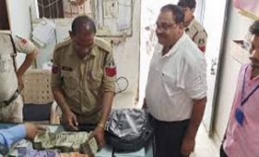 एफएसटी की टीम ने बड़ी कार्रवाई,व्यापारी की कार से बरामद किए ... - CG Sandesh