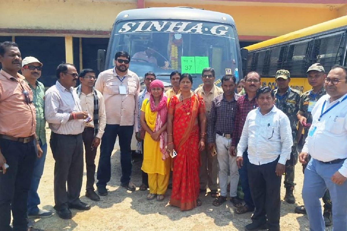 महासमुंद : कलेक्टर मलिक ने मतदान दलों को मंडी परिसर से शुभका... - CG Sandesh