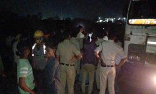 तेज रफ्तार ट्रेलर ने बाइक में सवार तीन लोगों को रौंदा, मौके ... - CG Sandesh