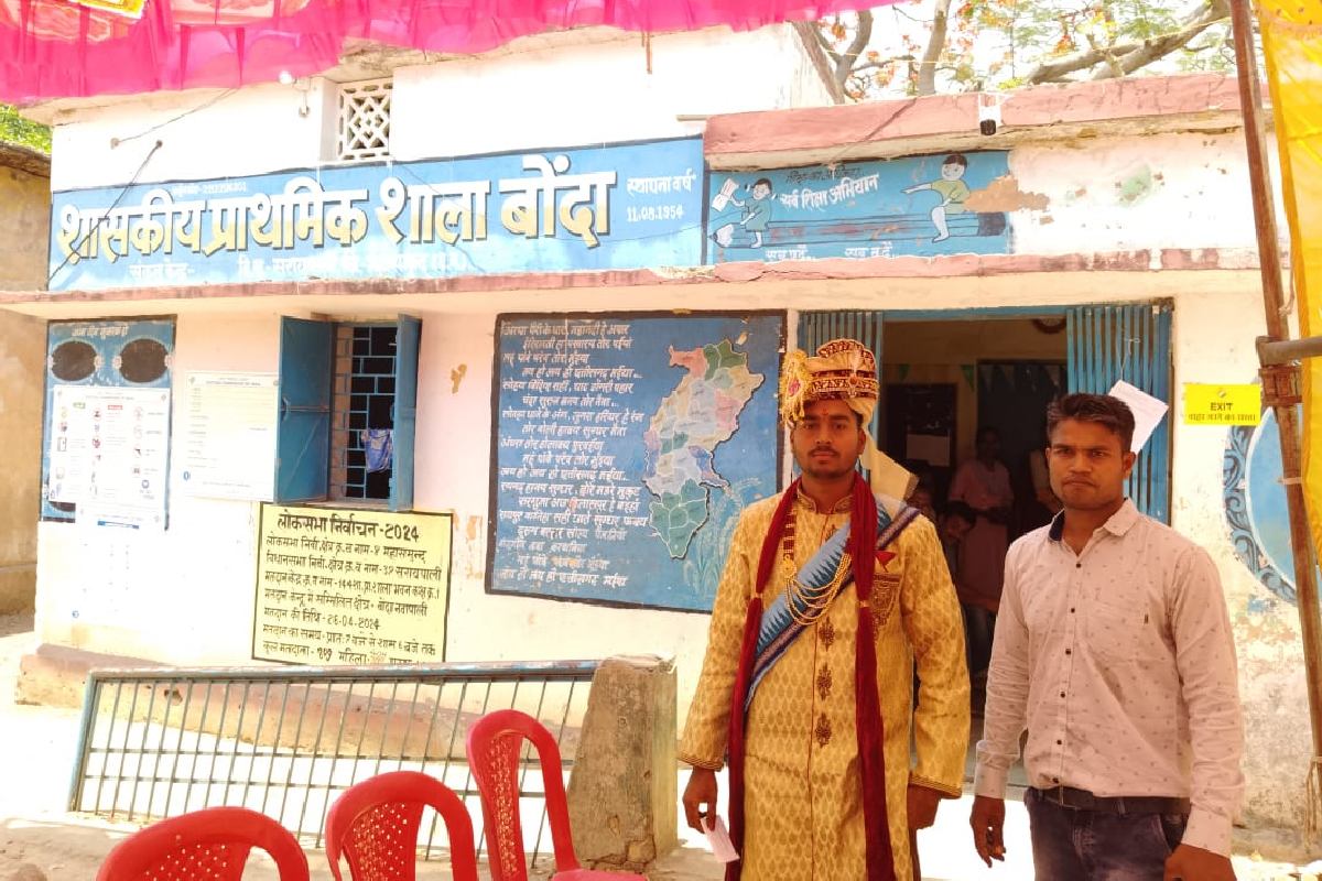 महासमुंद : वैवाहिक रस्म के बीच मतदान करने पहुंची दुल्हन तो क... - CG Sandesh