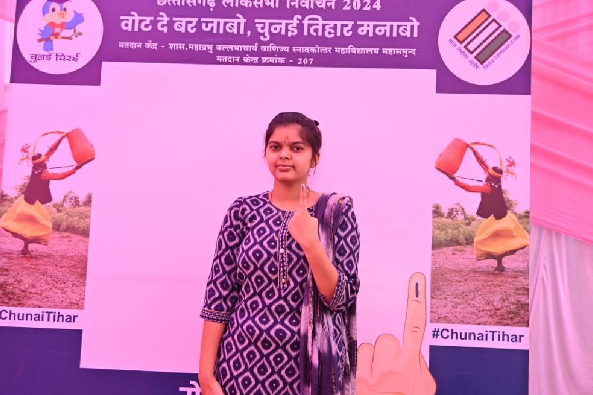 महासमुंद : पहली बार मतदान कर प्राची मिश्रा बेहद खुश नजर आई - CG Sandesh