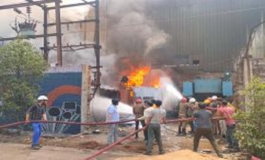 गणपति इस्पात परिसर के बिजली ट्रांसफार्मर में लगी भीषण आग, दूर तक दिख रही लपटें