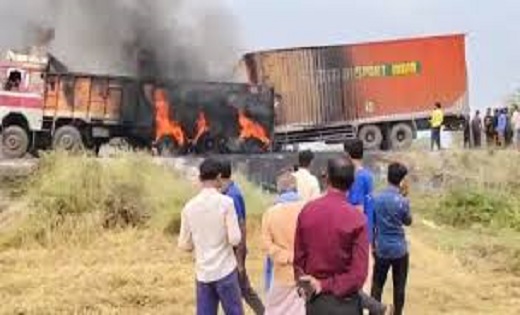 ब्रेकिंग : कंटेनर और ट्रक में हुई जोरदार भिड़ंत, टक्कर से गाड़... - CG Sandesh