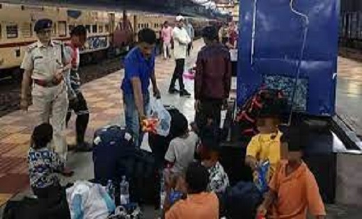 रेलवे स्टेशन में मिले 12 लावारिस बच्चे, RPF ने चाइल्ड हेल्प ... - CG Sandesh