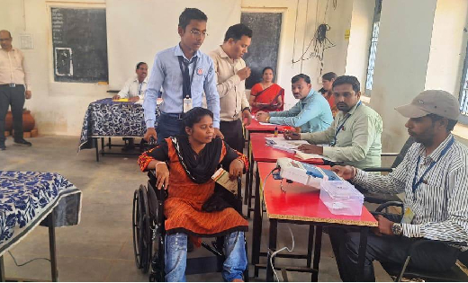महासमुंद : आदर्श मतदान केन्द्र की स्थापना कर मतदान प्रक्रिया... - CG Sandesh