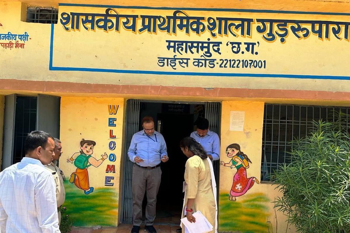 महासमुंद : सामान्य प्रेक्षक अग्रवाल ने मतदान केन्द्र का किया... - CG Sandesh