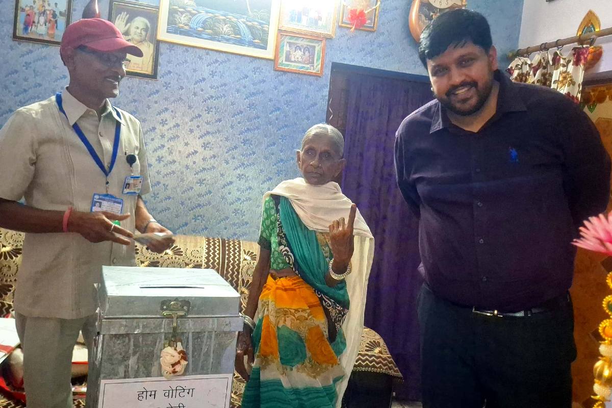 महासमुंद : होम वोटिंग कराने भागबती के घर पहुंचे कलेक्टर मलिक - CG Sandesh
