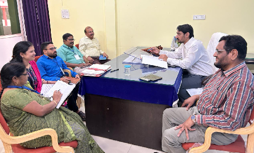 महासमुंद : व्यय प्रेक्षक ने व्यय लेखा टीम की बैठक लेकर निष्प... - CG Sandesh