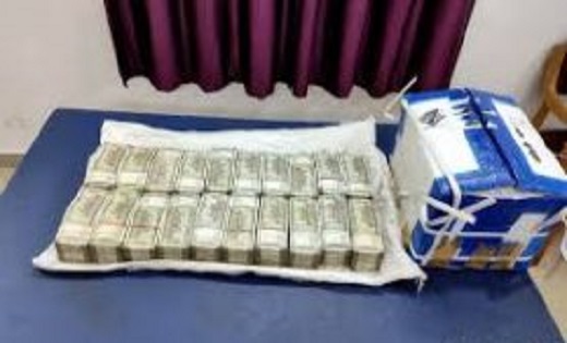 रायपुर पुलिस को मिली बड़ी सफलता, पिकअप से बरामद किए 50 लाख कैश