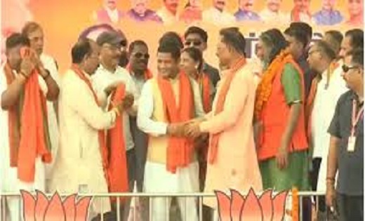 आप को लगा झटका, पूर्व प्रदेश अध्यक्ष कोमल हुपेंडी ने थामा बी... - CG Sandesh