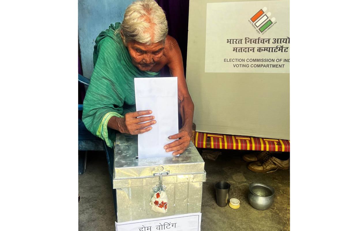 महासमुंद : दिव्यांग और बुजुर्ग मतदाताओं ने उत्साह और उमंग के... - CG Sandesh