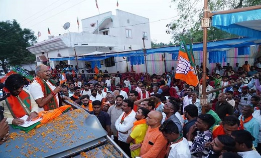 आरंग में भाजपा प्रत्याशी बृजमोहन अग्रवाल ने दिखाया दम, रोड शो के जरिए जनता से किया संपर्क, कार्यकर्ताओं ने बरसाए फूल