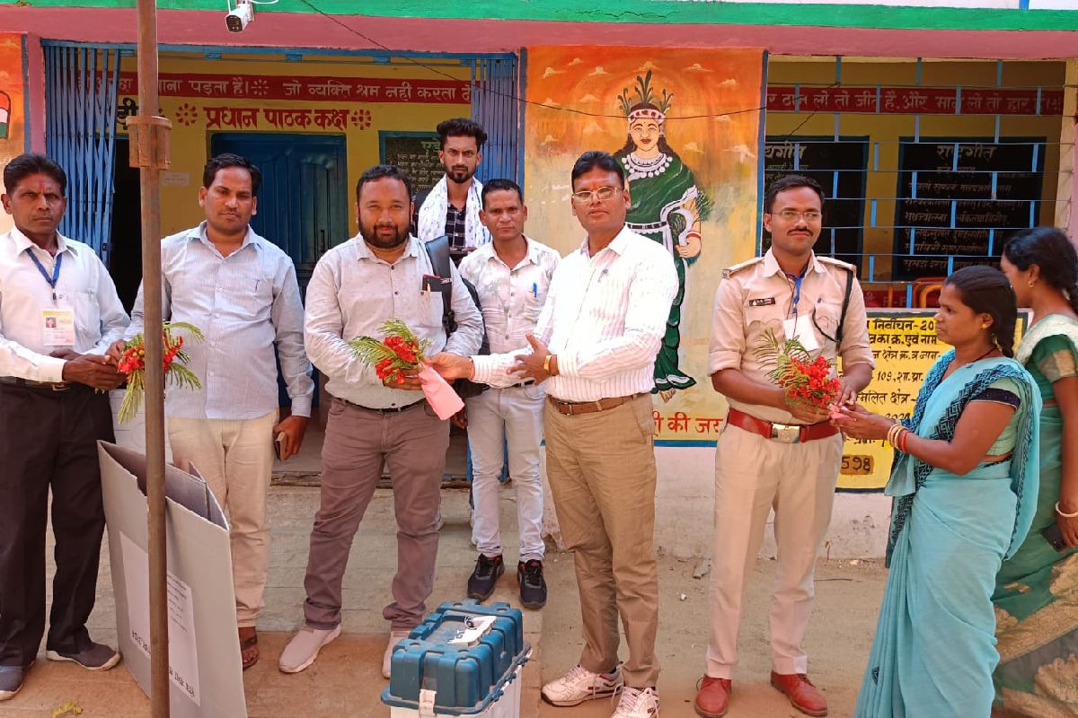 महासमुंद : मतदान दल अपने निर्धारित मतदान केन्द्रों में सकुशल... - CG Sandesh