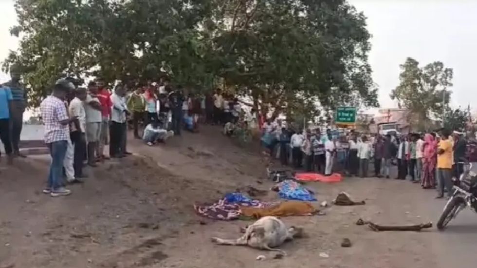 CG : बस का इंतजार करते खड़े 3 महिला सहित 4 को ट्रक ने रौंदा, ... - CG Sandesh