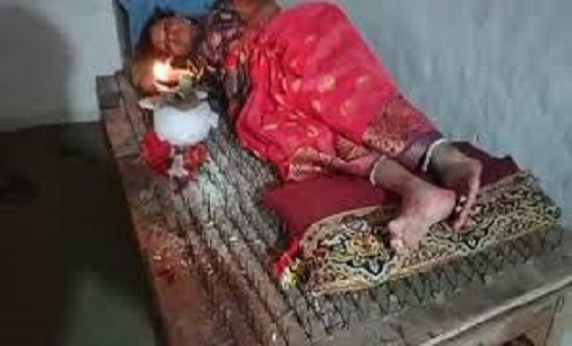 CG: लोहे की 21 सौ कील पर लेटी माता की भक्त, कहा- सपने में आईं मां दुर्गा