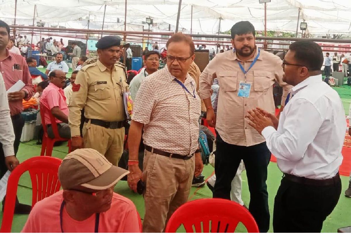 महासमुंद : सामान्य प्रेक्षक अग्रवाल ने मतदान सामग्री वितरण क... - CG Sandesh