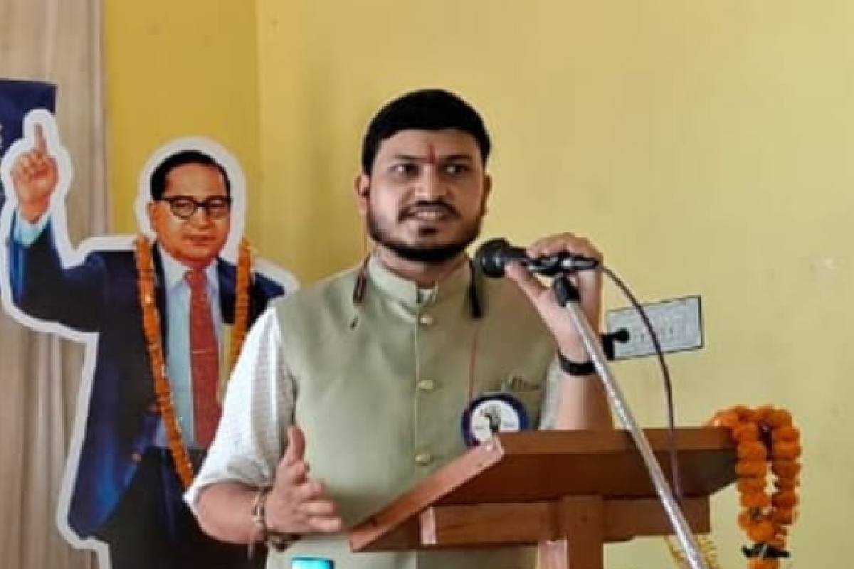 बसना : योगेश बढ़ाई ने कविता के माध्यम से मतदाताओं को किया जा... - CG Sandesh