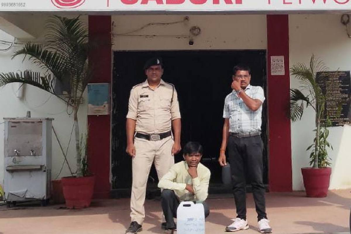 बसना पुलिस ने अवैध महुआ शराब के 2 मामले में 2 आरोपियों को कि... - CG Sandesh