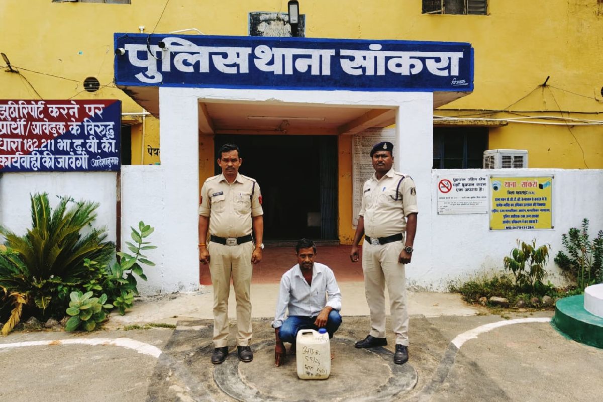 सांकरा : होटल के सामने महुआ शराब बेचते, एक व्यक्ति गिरफ्तार