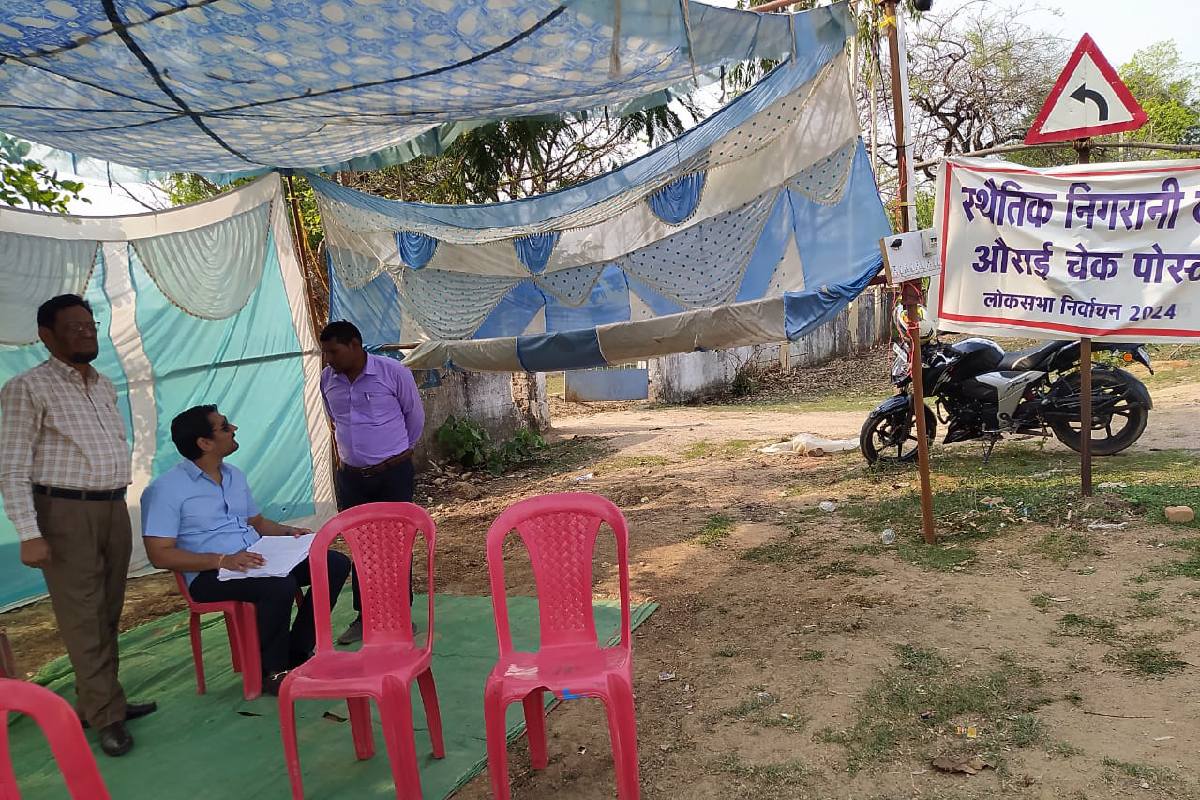 महासमुन्द : व्यय प्रेक्षक दबास ने औराई चेक पोस्ट का किया निर... - CG Sandesh
