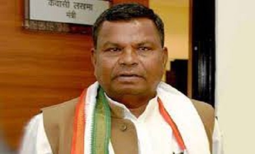 पूर्व मंत्री कवासी लखमा ने निकाला प्रचार का अनोखा तरीका, झोले में लेकर घूम रहे सरसों का तेल, जानिए वजह