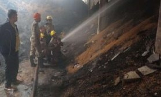 राइस मिल में लगी भीषण आग, दमकल की गाड़ियों ने 4 घंटे में आग पर पाया काबू, धान और बारदाना जलकर राख हो गए
