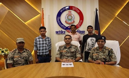 एक लाख के इनामी समेत 3 नक्सलियों ने किया सरेंडर - CG Sandesh