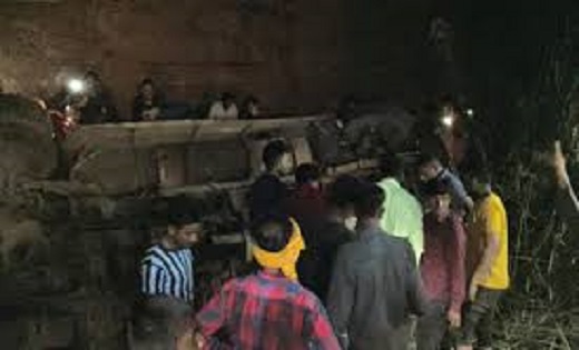 कर्मचारियों से भरी बस खाई में गिरी, 11 की मौत, रेस्क्यू ऑपरेशन जारी