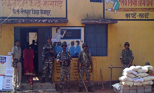 बंदूकों के साये में बस्तर में वोटिंग जारी, सुबह-सुबह कवासी ल... - CG Sandesh