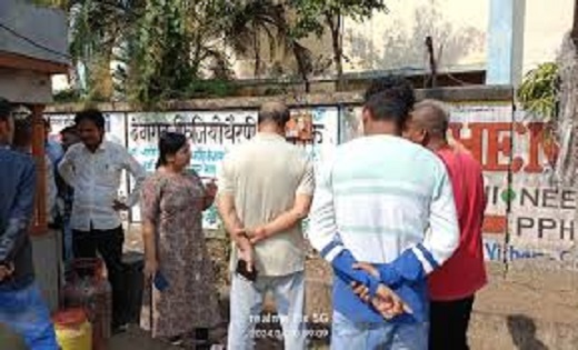 स्वास्थ्य अधिकारी का 3 वार्डों में छापा, नदारद मिले सफाई कर्मी
