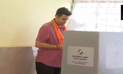 LOK SABHA Election : महासमुंद, राजनांदगांव और कांकेर लोकसभा सीट पर मतदान जारी, रमन सिंह के बेटे अभिषेक सिंह ने कवर्धा में डाला वोट