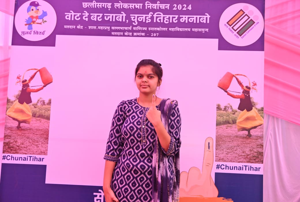 महासमुंद : पहली बार मतदान कर प्राची मिश्रा बेहद खुश नजर आई - CG Sandesh