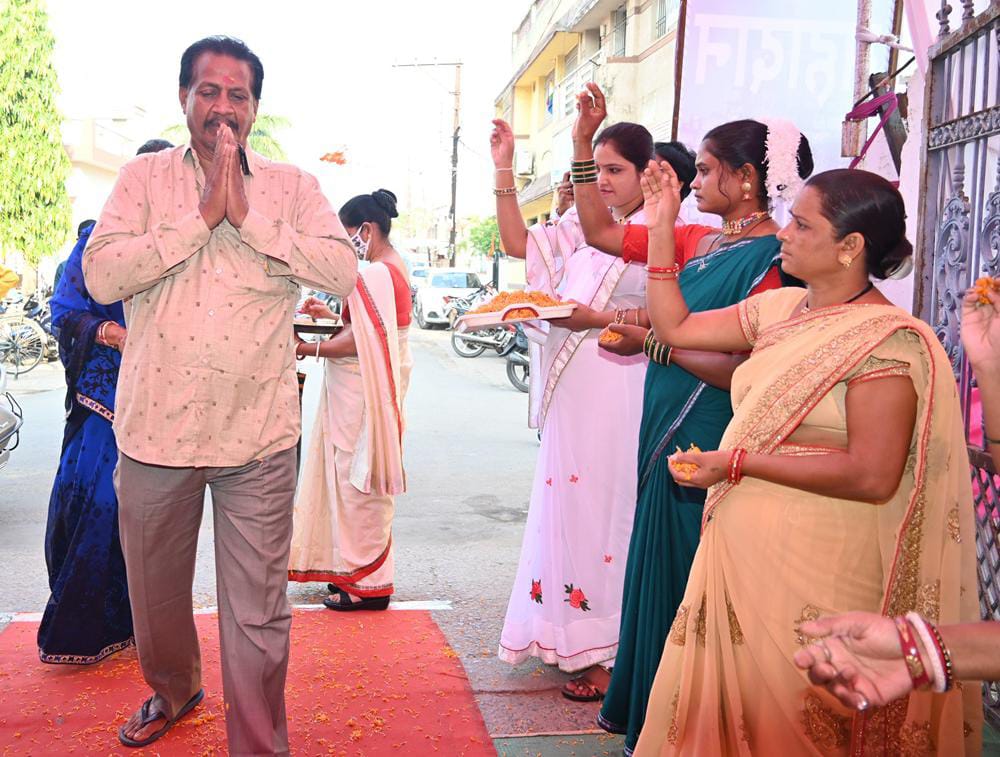 महासमुंद : आदर्श मतदान केन्द्रों में मतदाताओं को तिलक लगाकर ... - CG Sandesh