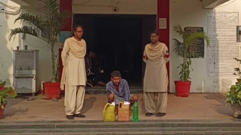 बसना : घर के पीछे तालाब किनारे बिक्री हेतु छुपा रखे 12 लीटर ... - CG Sandesh