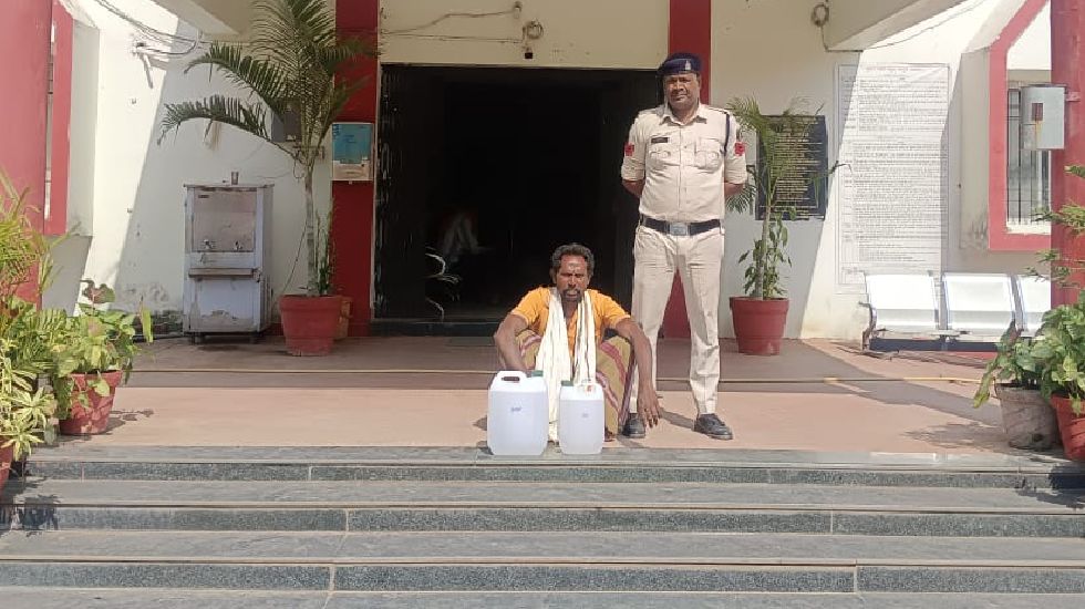 बसना : सड़क किनारे महुआ शराब की बिक्री हेतु ग्राहक तलाश रहे व... - CG Sandesh