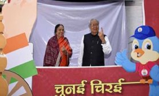 राज्यपाल विश्वभूषण हरिचंदन एवं प्रथम महिला सुप्रभा हरिचंदन ने किया मतदान