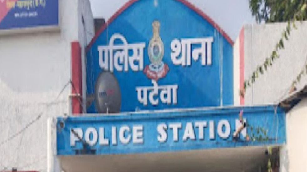 पटेवा : फुलवारी के जंगल रास्ते में महुआ शराब ले जाता आरोपी प... - CG Sandesh
