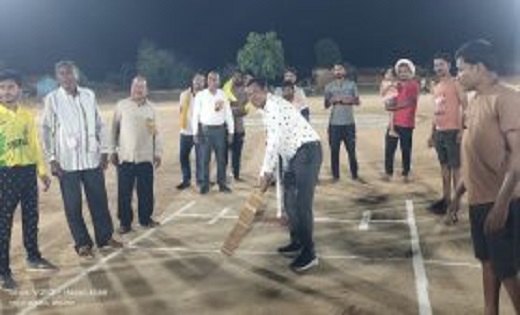 मैनपुर एसडीएम तुलसीदास मरकाम ने बल्लेबाज़ी कर प्रतियोगिता का... - CG Sandesh