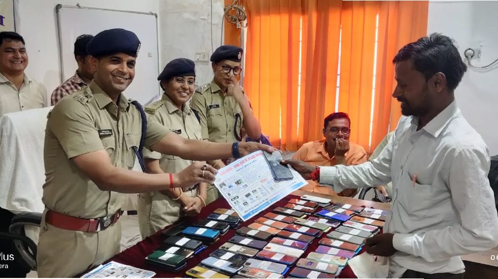 महासमुन्द पुलिस ने 200 गुम मोबाईल ढूंढकर मालिकों को लौटाया