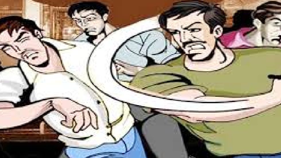महासमुंद : पुल के पास बैठे तीन दोस्तों से यहां पर क्यो बैठे ... - CG Sandesh
