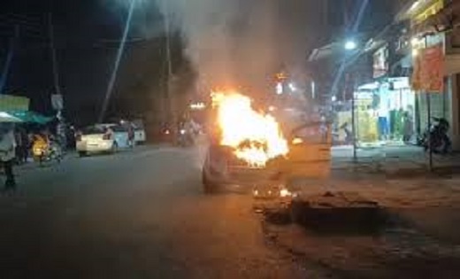  चलती कार में लगी आग, दम्पति ने भागकर बचाईं जान