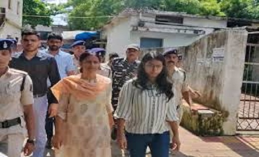निलंबित IAS रानू साहू और सौम्या चौरसिया को रिमांड पर लेगी EOW, जानें दोनों के बीच क्या था कनेक्शन