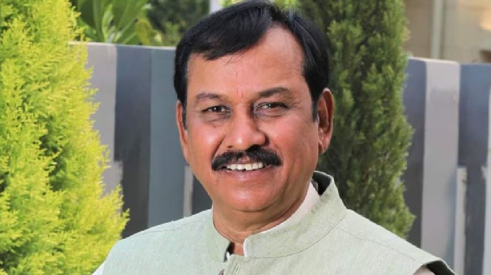 भूपेश बघेल फर्जी आदमी, स्वामी आत्मानंद स्कूलों के नाम में कोई बदलाव नहीं, साधु संतो का सम्मान करना हमारे डीएनए में : विजय बघेल