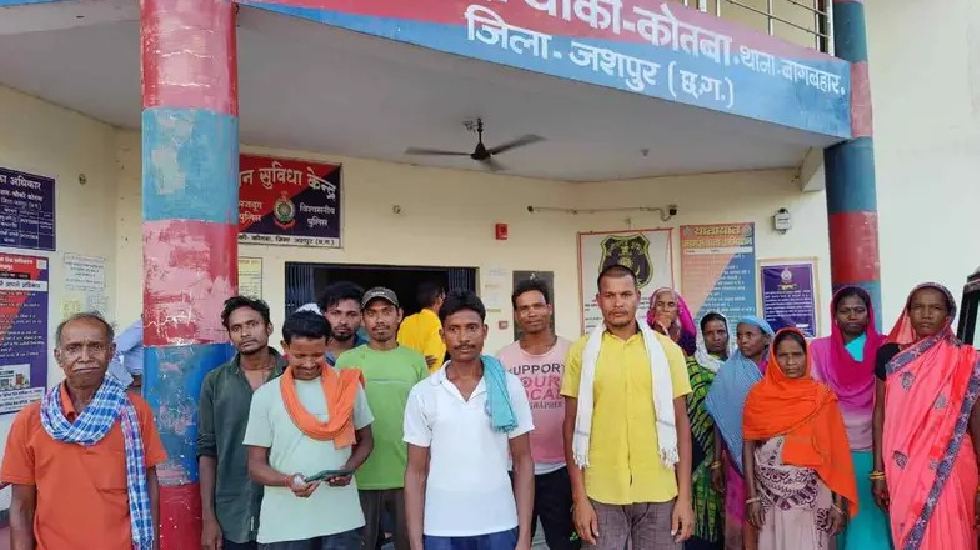 जशपुर : गरीबों को मिलने वाला सस्ता अनाज मांगने पर सरपंच ने क... - CG Sandesh